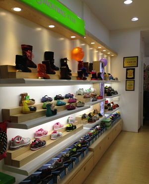 廣東早晨童鞋旗艦店在隆重開業(yè) 零售終端加強-世界服裝鞋帽網(wǎng)-行業(yè)門戶.全國十佳電子商業(yè)行業(yè)門戶網(wǎng)站